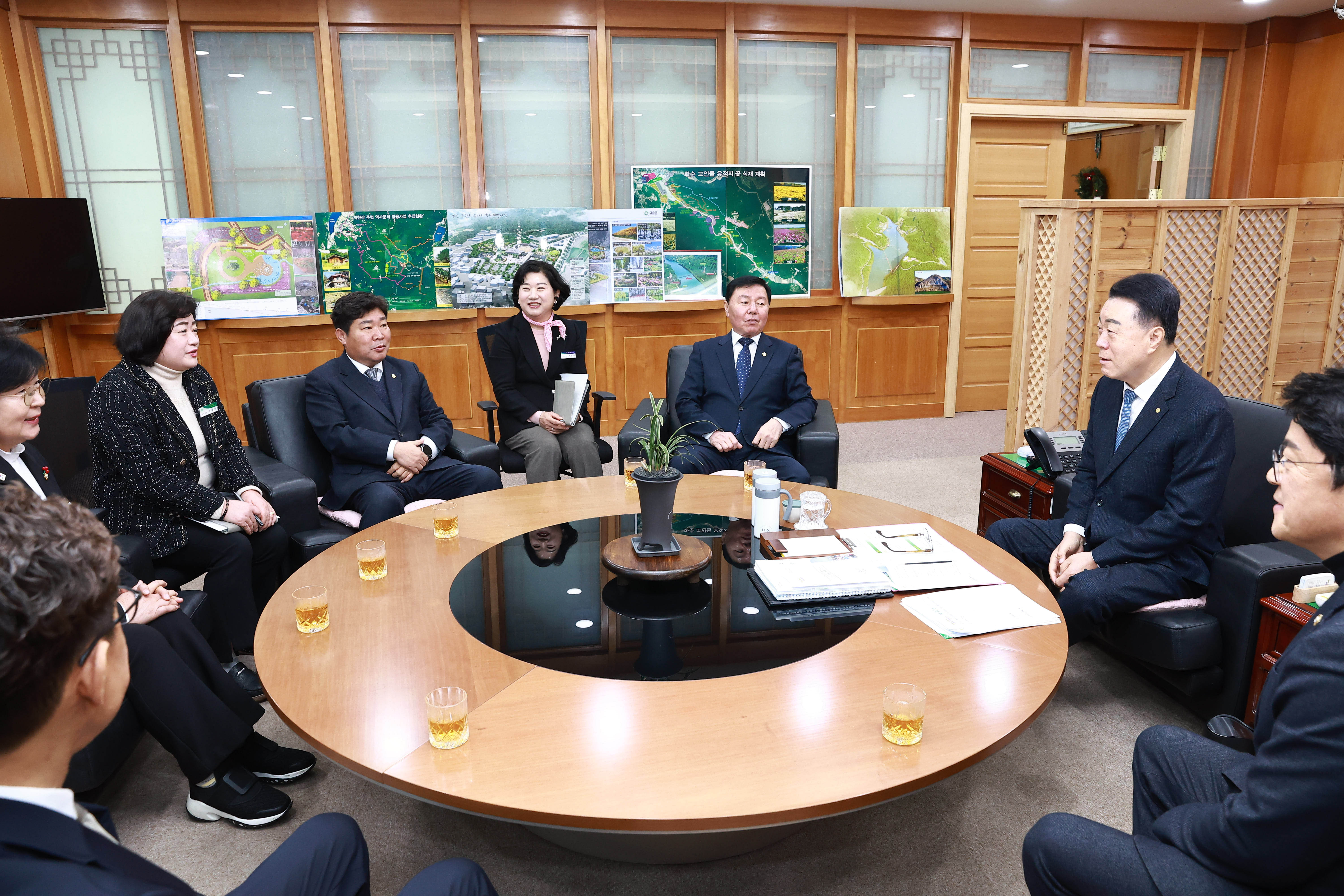 기탁식-군의회 아나바다 장터 행사 수익금 기탁 사진2