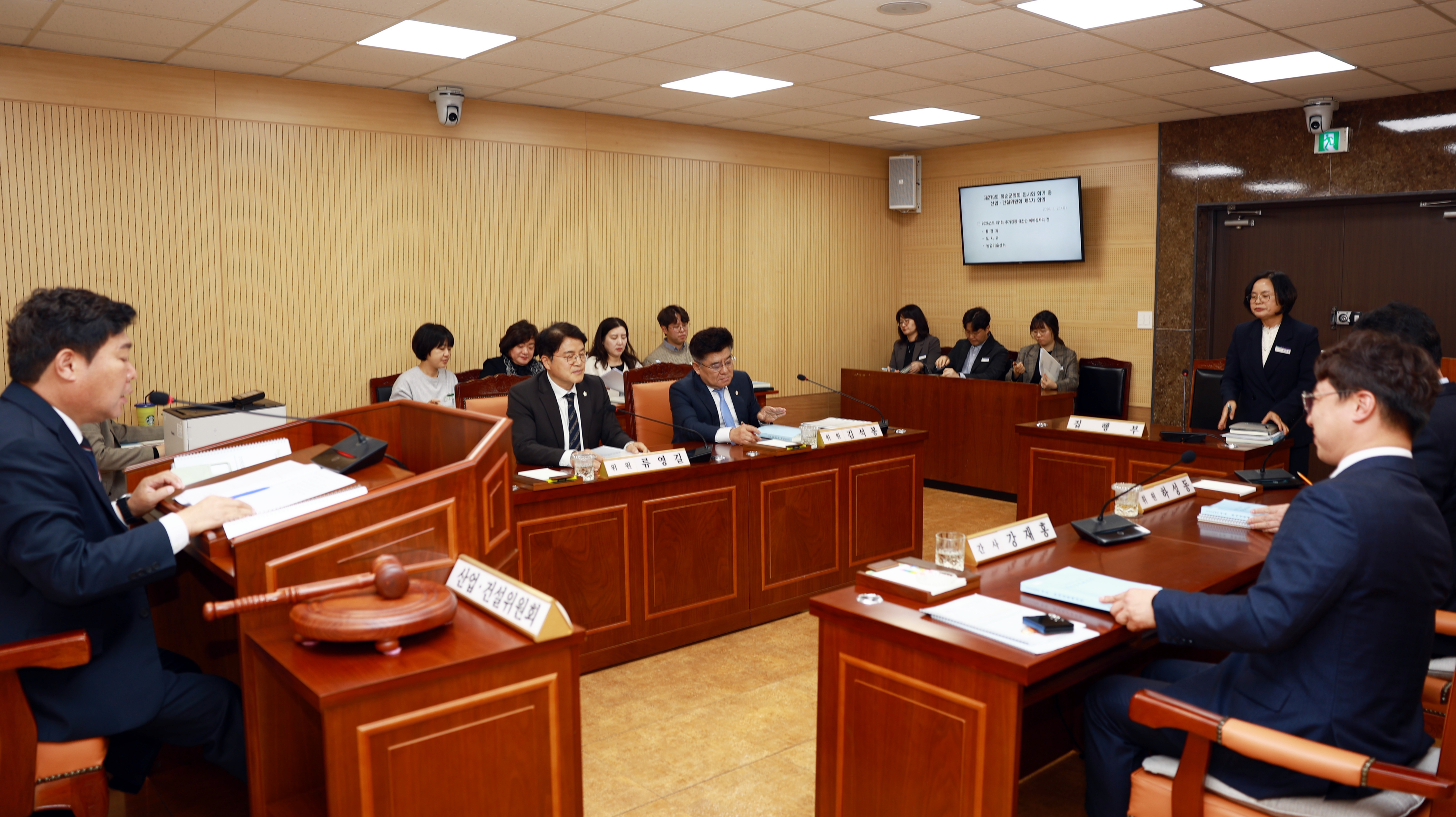 제279회 화순군의회 임시회 2026년도 제1회 추가경정 예산안 예비심사[산업·건설위원회] ​​​ 사진3